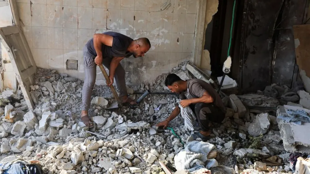 Sulmet izraelite në Gaza pas marrëveshjes së çarmatimit të Hamasit shkaktojnë viktima të shumta