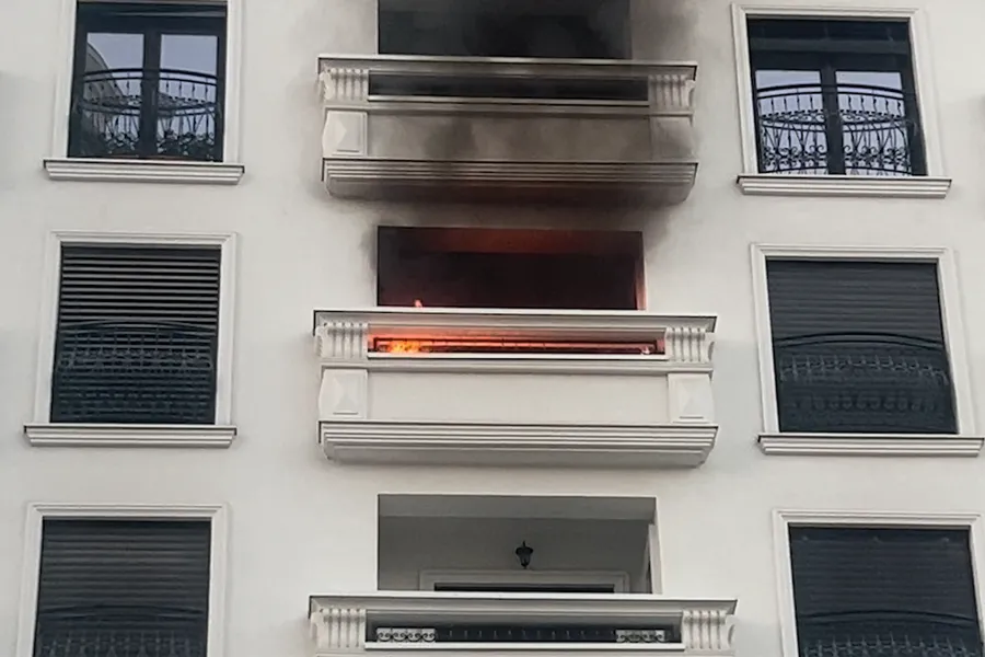 Zjarr në banesën në Aktash nisi nga kondicioneri, nuk ka të lënduar.