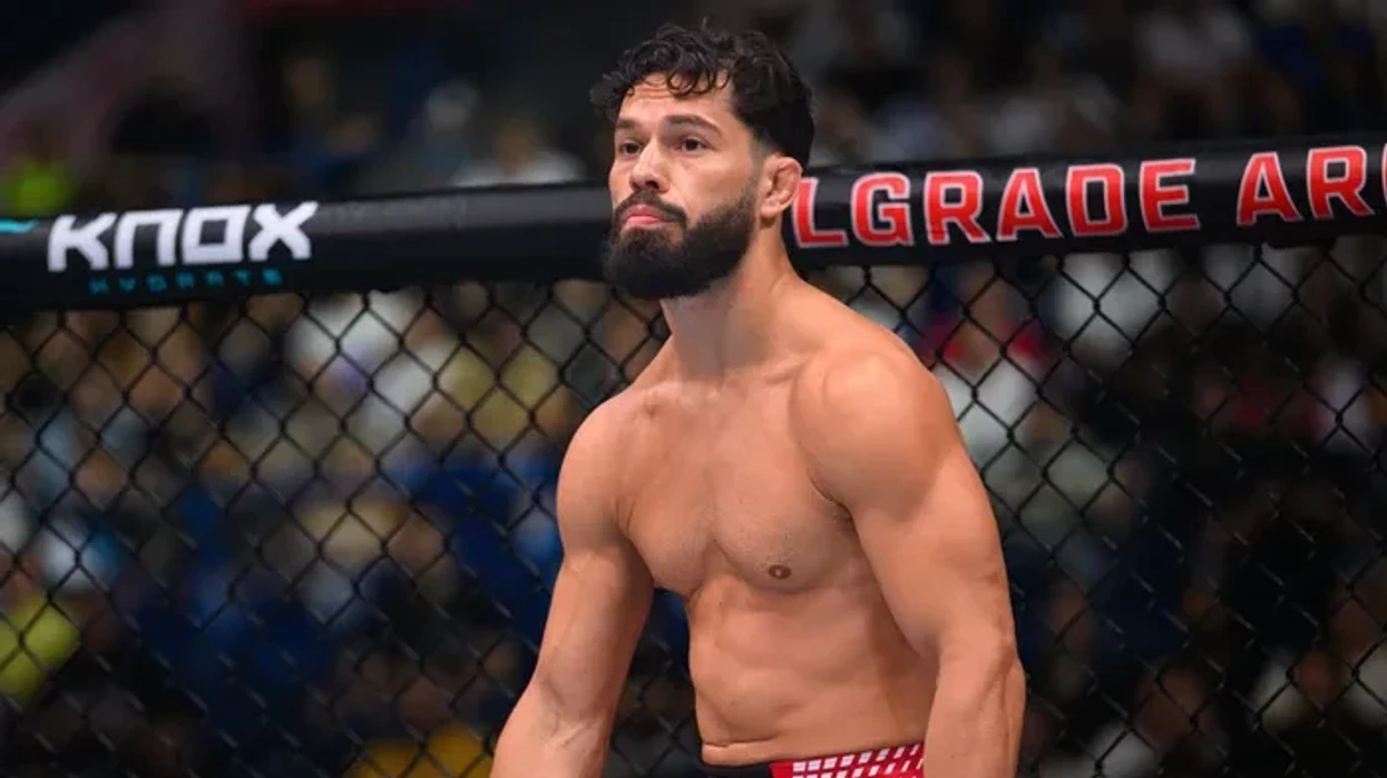Thirrje fyese dhe tensione nacionaliste në UFC Beograd përballë Buzukjas me flamurin shqiptar