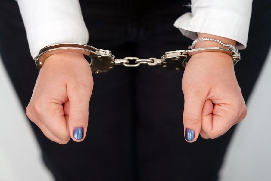 Gruaja në Gjakovë sulmon zyrtarin policor gjatë qëndrimit në stacion