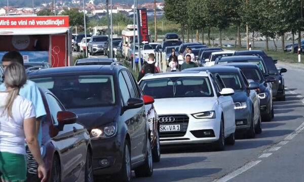 Kolonat e gjata dhe pritjet e zgjatura në pikat kufitare të Kosovës