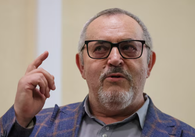Një kritik i zëshëm i Putinit largohet nga Rusia pas etiketimit si “agjent i huaj”