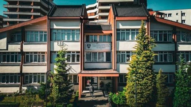 Dy infermierë të Qendrës Kryesore të Mjekësisë Familjare në Prizren janë ndaluar për 48 orë për përvetësim mbi 2,200 euro nga pagesat e pacientëve.