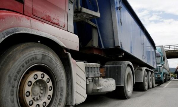 Kufizime për kamionët mbi 20 tonë gjatë vapës së sotme