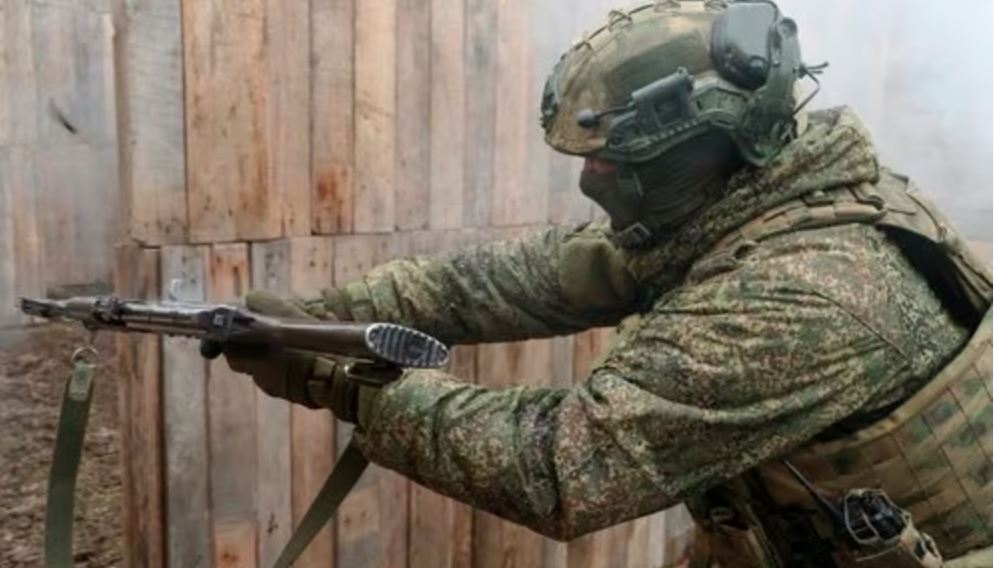 Katër të vrarë dhe katër të plagosur nga sulmi i ushtarit rus në Krime, konfirmon guvernatori i emëruar nga Kremlini Mihail Razvozhajev.