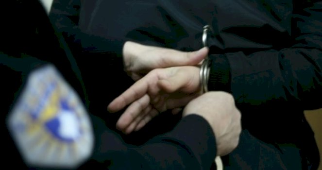 Një person është arrestuar më 4 gusht 2026 në Prishtinë për keqpërdorim të autorizimeve në ekonomi ndaj një shtetasi të huaj.