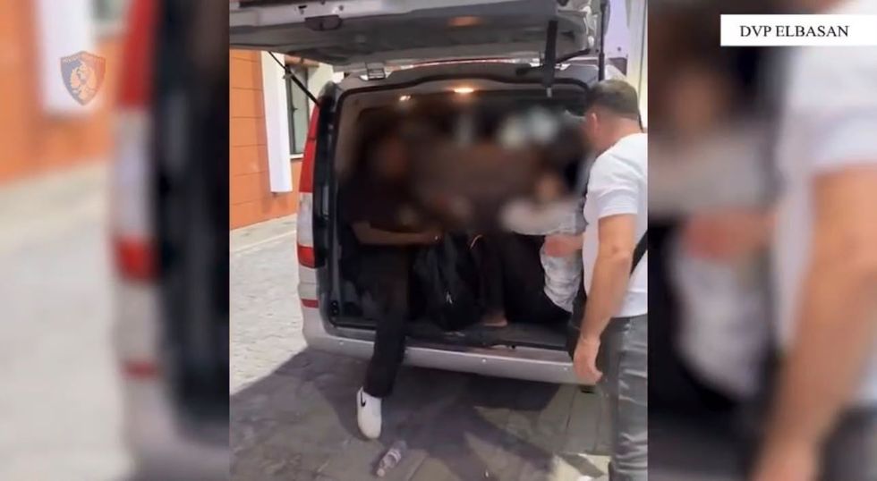 Operacioni në Elbasan: Tre të arrestuar për transport ilegal të 24 emigrantëve