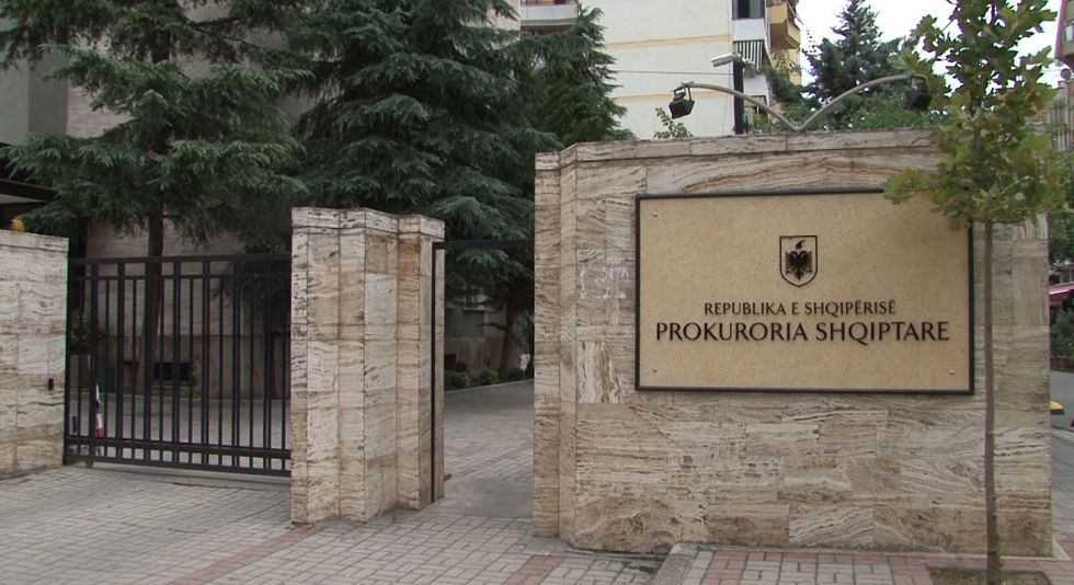 Skema mashtruese në “Call Center” në Tiranë çon në gjyq 3 persona