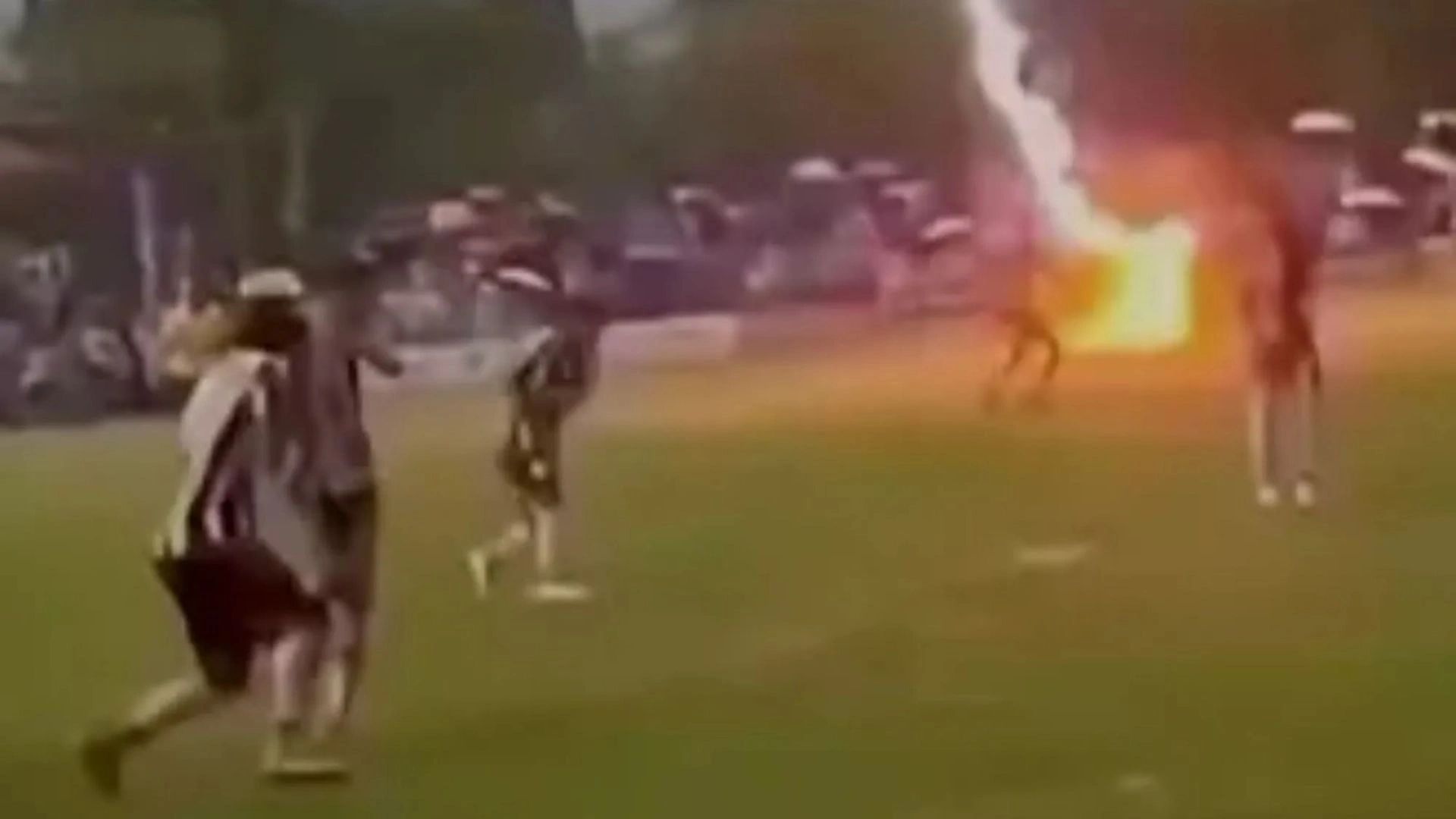 Rrëfimi i tmerrshëm nga fusha e futbollit në Tajlandë: rrufeja që mori jetën e një lojtari