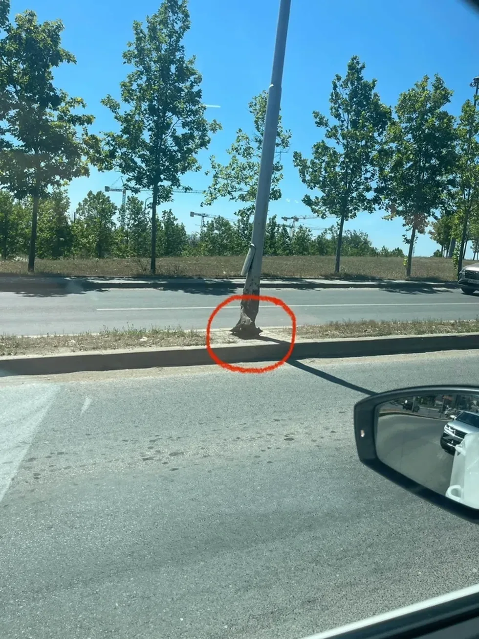 Rreziku i një shtylle të dëmtuar në rrugën magjistrale M-2 në Prishtinë