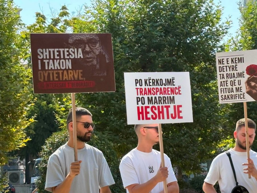 Protesta para Kuvendit kundër Ligjit për Shtetësinë në Kosovë