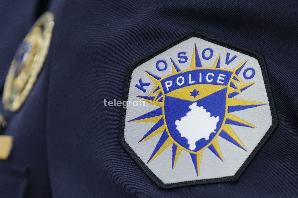 Pronarja në Prishtinë nxjerr jashtë rrobat e një familjeje, nis hetimi policor