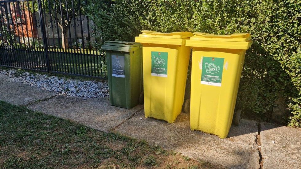 Juniku përmirëson ndarjen e mbeturinave me stikera dhe udhëzues të rinj