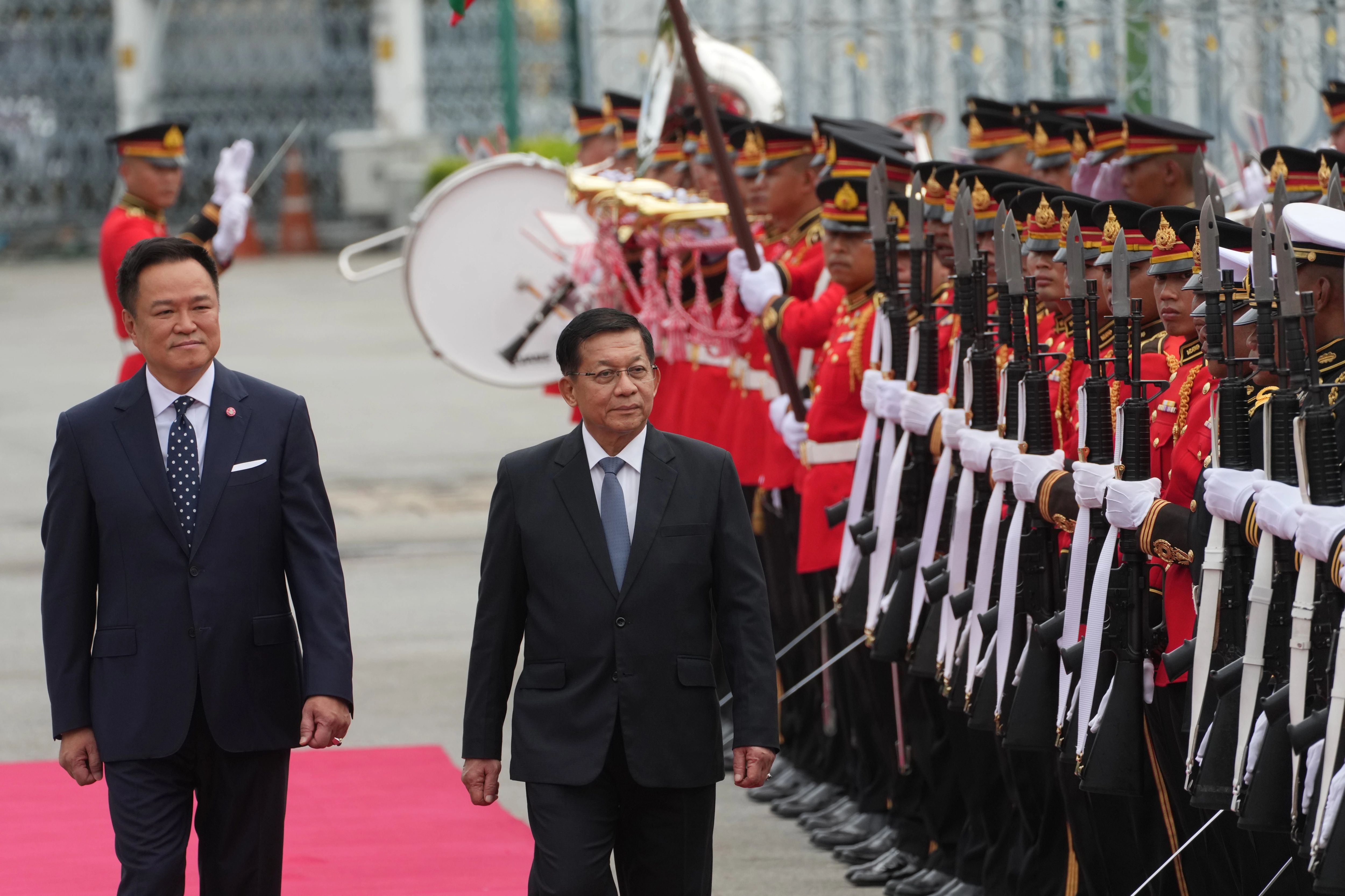 Min Aung Hlaing realizon vizitën e tij të parë në Tajlandë që nga grushtshteti i vitit 2021, duke thyer izolimin diplomatik ndërkombëtar.
