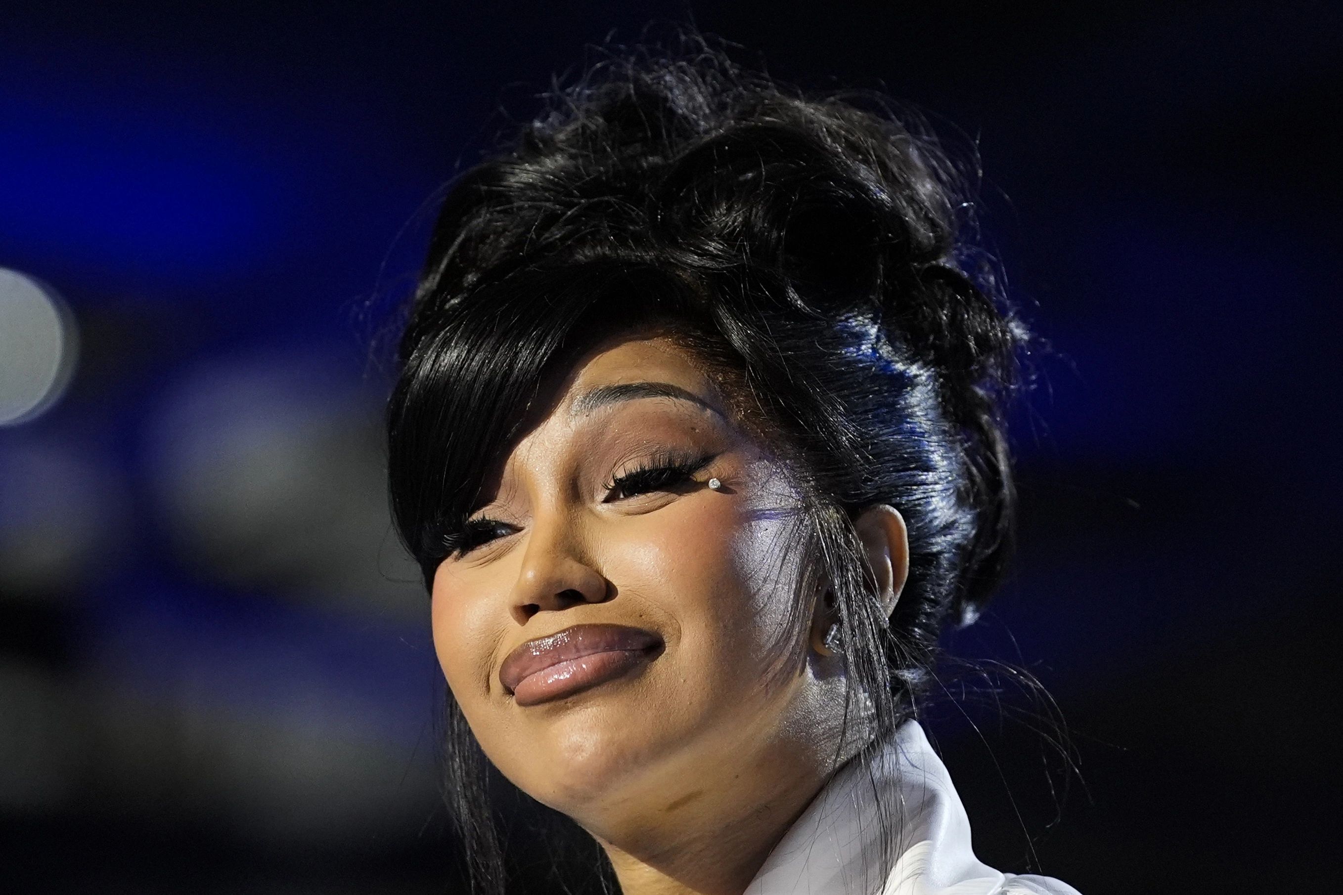 Cardi B ka zbuluar se gjatë adoleshencës përdorte disa palë geta poshtë xhinseve për t’u ndier më e sigurt me pamjen e saj.