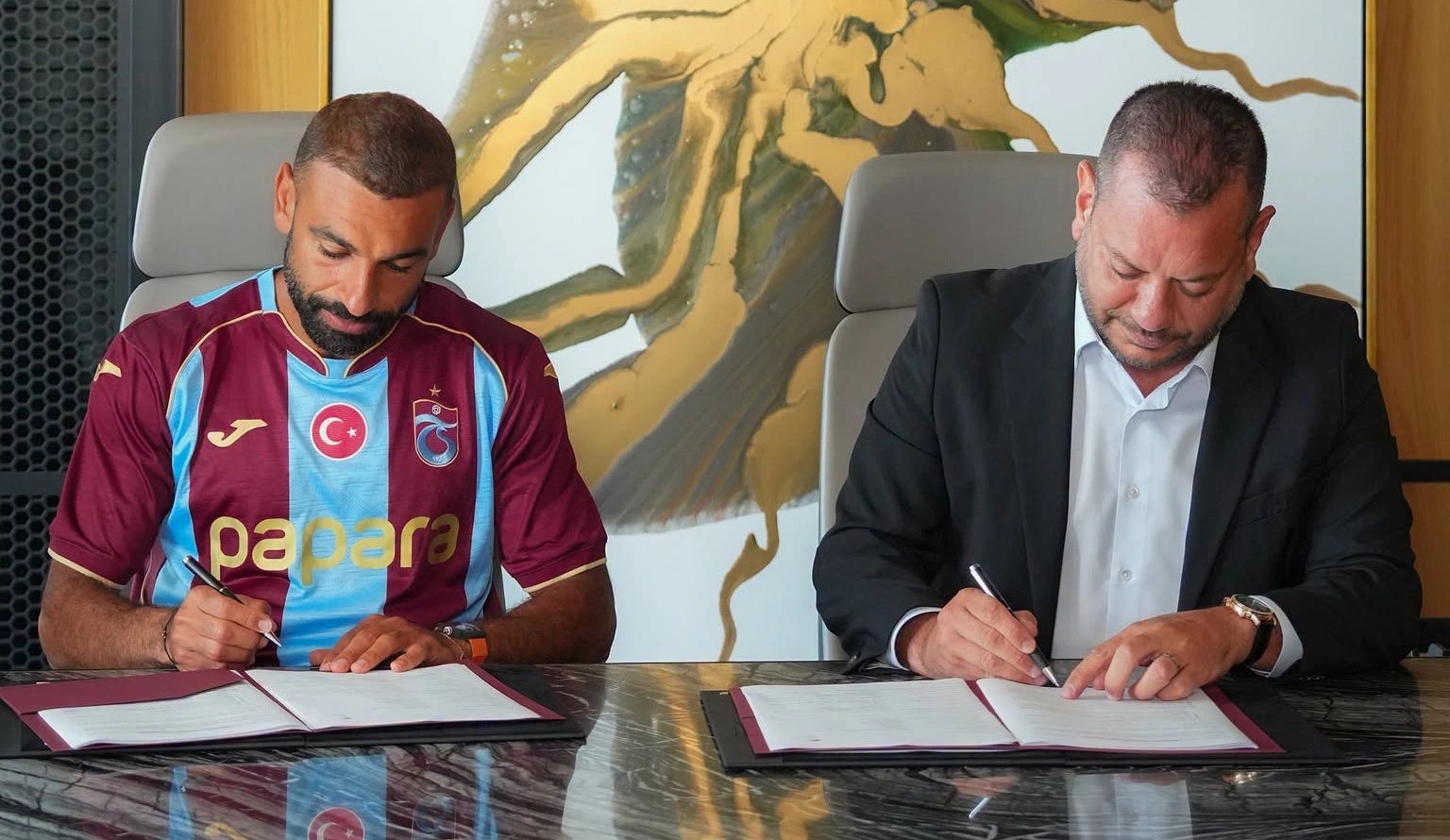 Mohamed Salah firmos kontratë dyvjeçare me Trabzonsporin dhe do të fitojë 17 milionë euro në sezon, duke u bërë futbollisti më i paguar në historinë e Superligës turke.