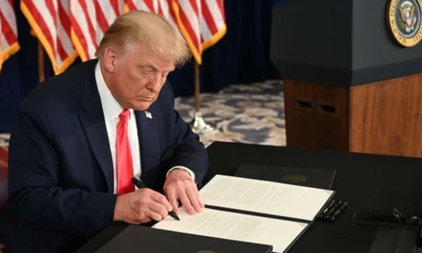 Trump nënshkruan dy urdhra ekzekutivë që zgjerojnë kategoritë e personave joqytetarë që nuk do të marrin shtetësi amerikane përmes lindjes.