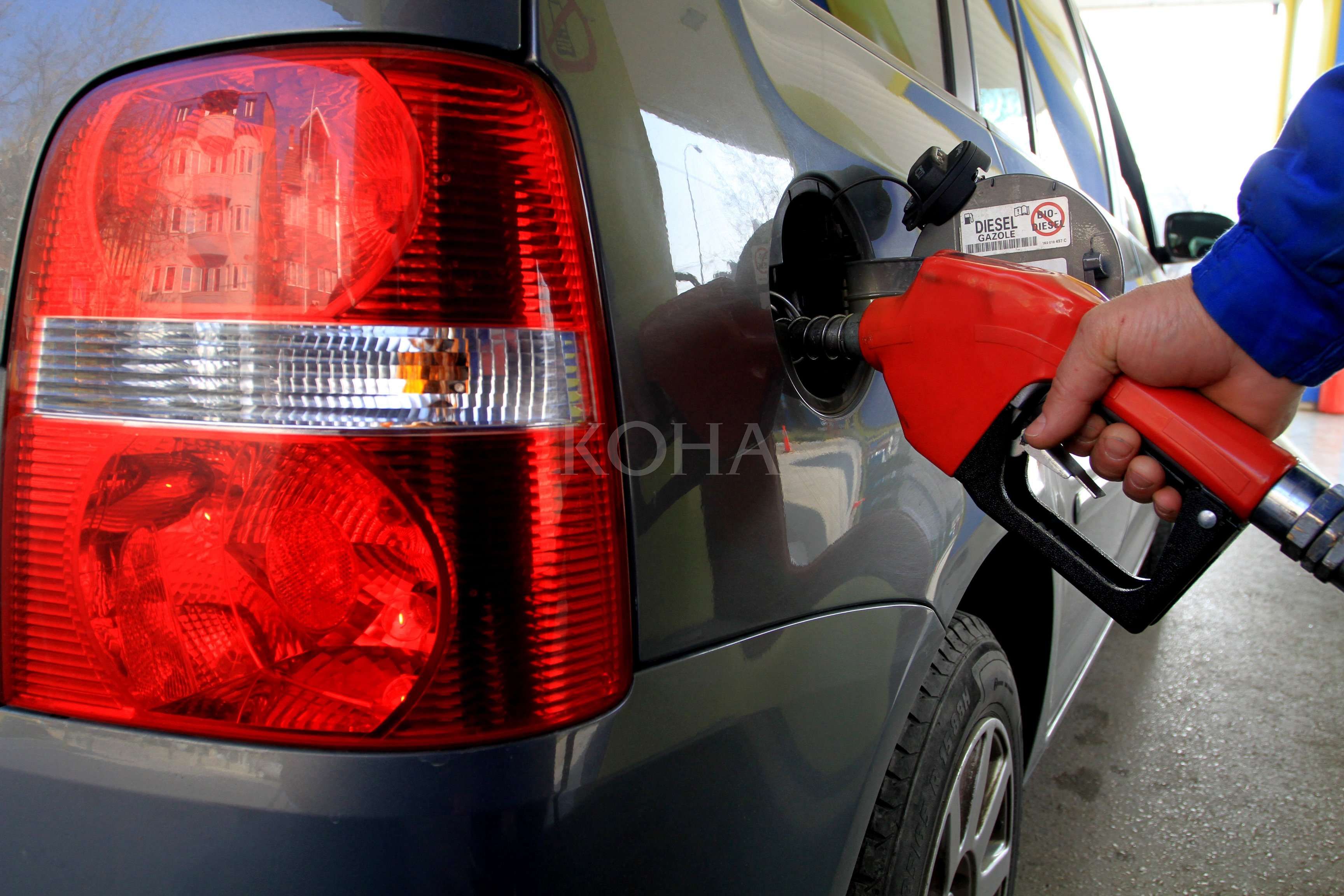 Çmimet e derivateve për të premten janë ulur dhe përcaktohen në 1.66 euro për litër naftë, 1.42 euro për litër benzinë dhe 0.60 euro për litër gaz.