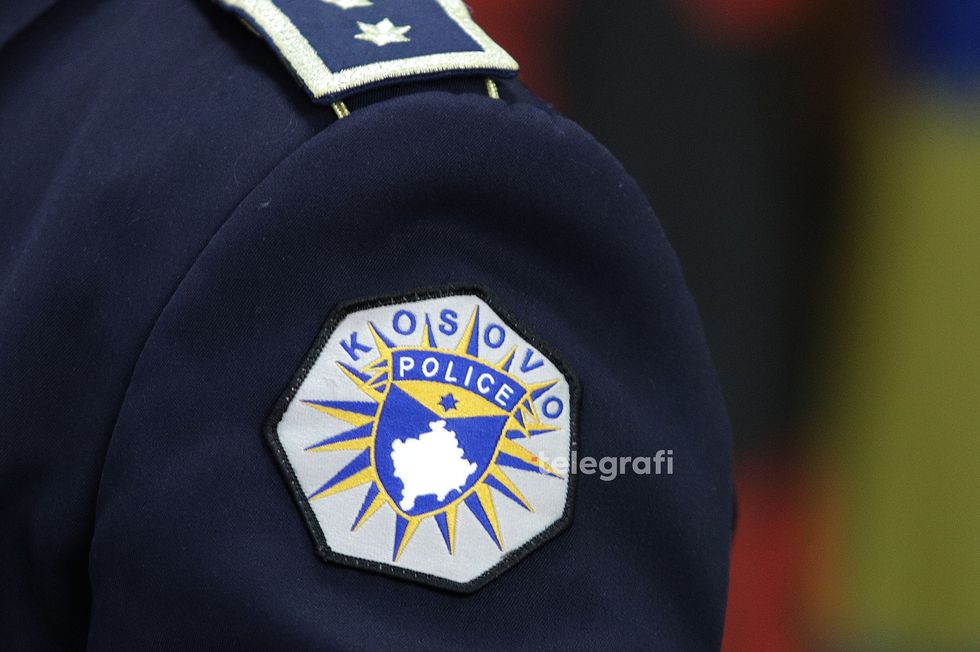 Tre persona janë arrestuar në Ferizaj me 485.27 gramë marihuanë, 181.7 gramë hashash, 2.1 gramë kokainë, armë dhe para të sekuestruara.