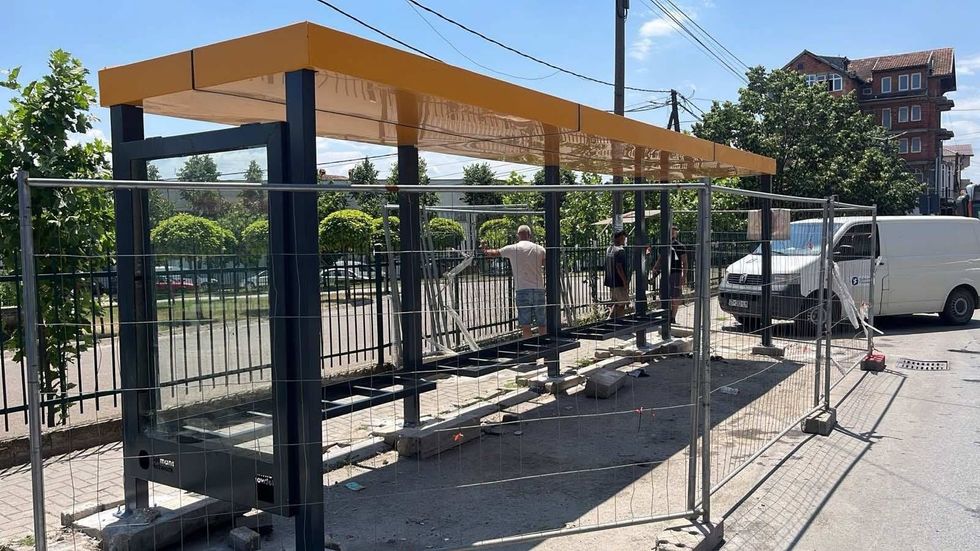 Rifillon implementimi i projektit për pritoren e autobusëve në Shkabaj pas bllokimit nga kryetari i Bashkësisë Lokale më 30 dhjetor 2025.