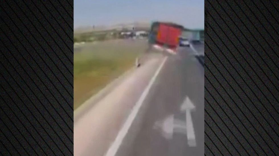Përplasja tragjike në Turqi: Kamioni në korsinë e kundërt shkakton viktimë dhe plagosje masive