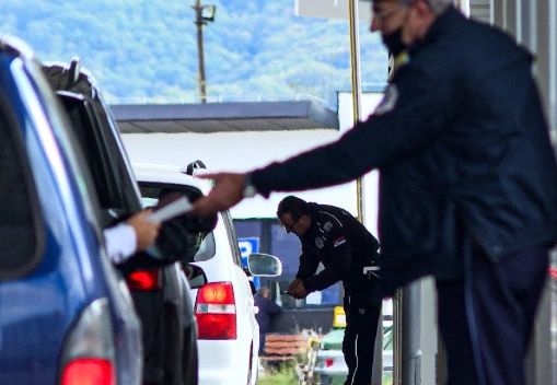 Mbi tre orë pritje për dalje nga Kosova në pikën kufitare Dheu i Bardhë, me pritje hyrjeje 20 minuta dhe kolonë 60-80 metra.