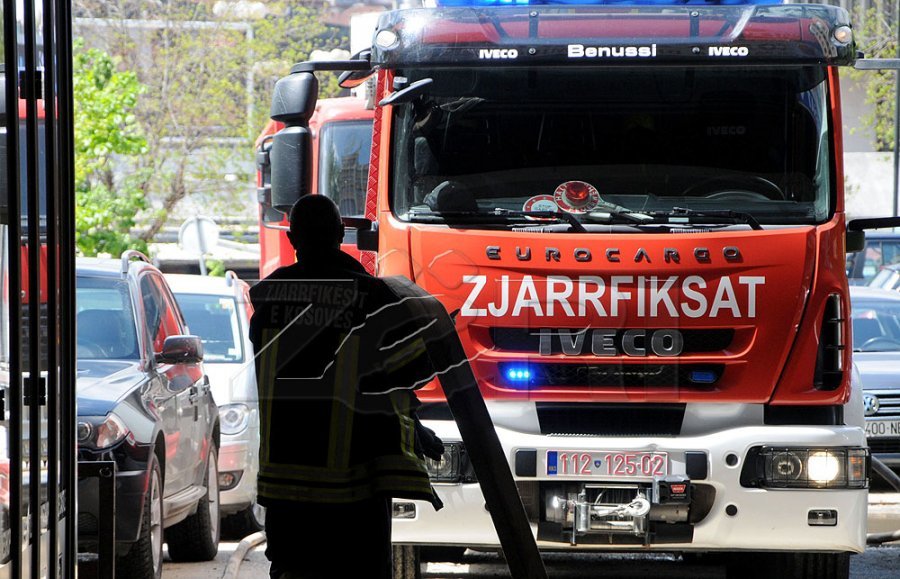 Zjarr shkrumbon pajisje bujqësore dhe depo në Klinë