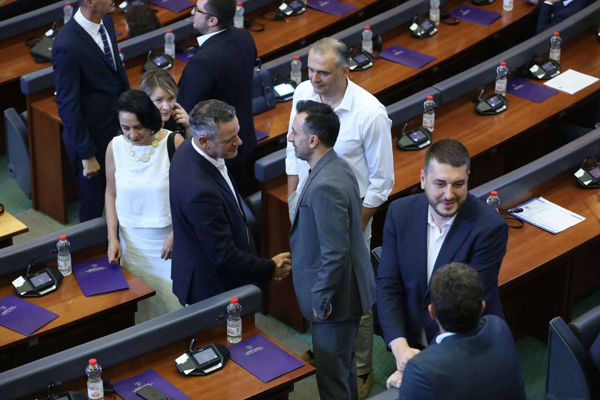 Deputetët e LVV-së, PDK-së, LDK-së dhe Aleancës kanë nisur të hyjnë në sallën e Kuvendit rreth një orë pas kohës së paraparë për vazhdimin e seancës konstituive.