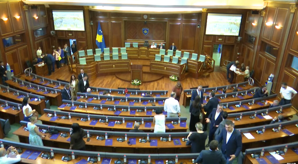 Nis seanca konstituive e Kuvendit të Kosovës pas më shumë se një orë vonesë, duke filluar procedurat për zgjedhjen e kryetarit dhe nënkryetarëve.