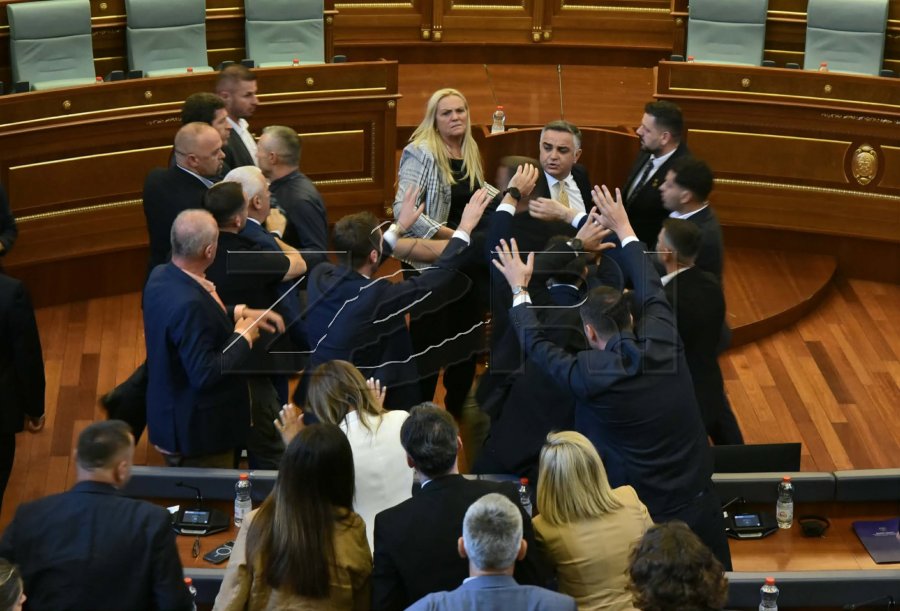 Tensionet në Kuvend: Sulmi me vezë ndaj Kurtit dhe reagimi i Bashës