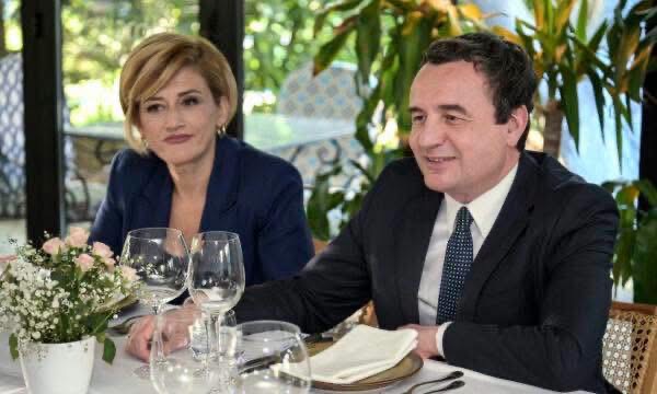 Tensionet në Kuvend: Sulmi me vezë dhe thirrjet për dialog dhe përgjegjësi