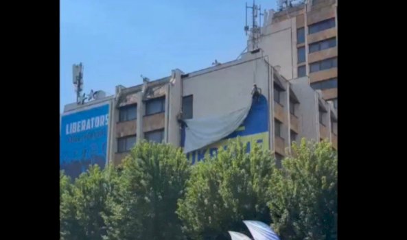 Kryetari i Prishtinës, Përparim Rama, ka larguar mbishkrimin “Free Ukraine” nga një hotel në Prishtinë pas deklaratës së presidentit Zelensky që Ukraina nuk njeh pavarësinë e Kosovës.
