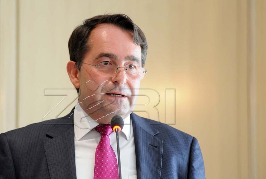 Kur Kosova shndërrohet në bashkësi komunash: Kriza e qeverisjes legale