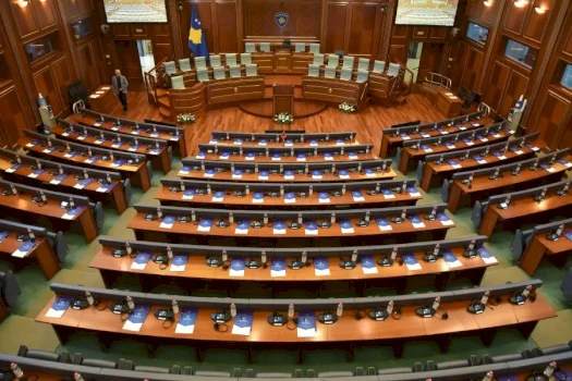 Përplasjet politike dhe vonesat në konstituimin e Kuvendit të Kosovës