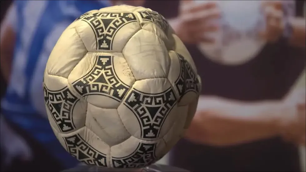 Topi i “Dorës së Zotit” i Maradonës do të dalë në ankand në SHBA nga 21 deri më 23 gusht me vlerësim mbi 10 milionë dollarë.