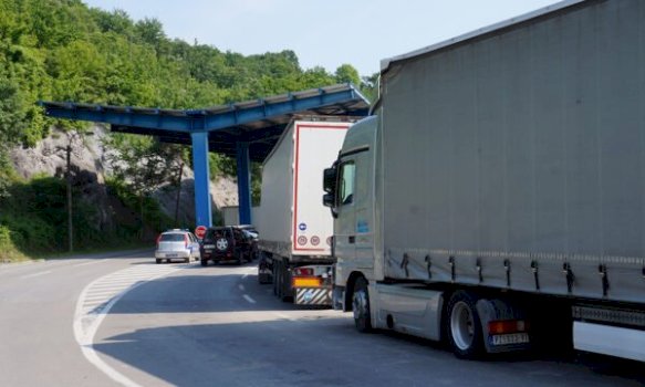 Kufizime të përkohshme për kamionët mbi 20 tonë në autoudhë për shkak të temperaturave të larta