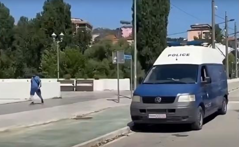 Policia e Kosovës ka nisur zyrtarisht marrjen e përgjegjësisë për sigurinë në urën e Ibrit në Mitrovicë pas 27 vjetësh.