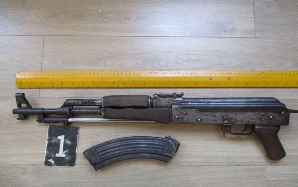 Policia në Malishevë ka sekuestruar tri armë, përfshirë një kallashnikov, pas dyshimeve për të shtëna gjatë një ahengu familjar në fshatin Lladrovc.