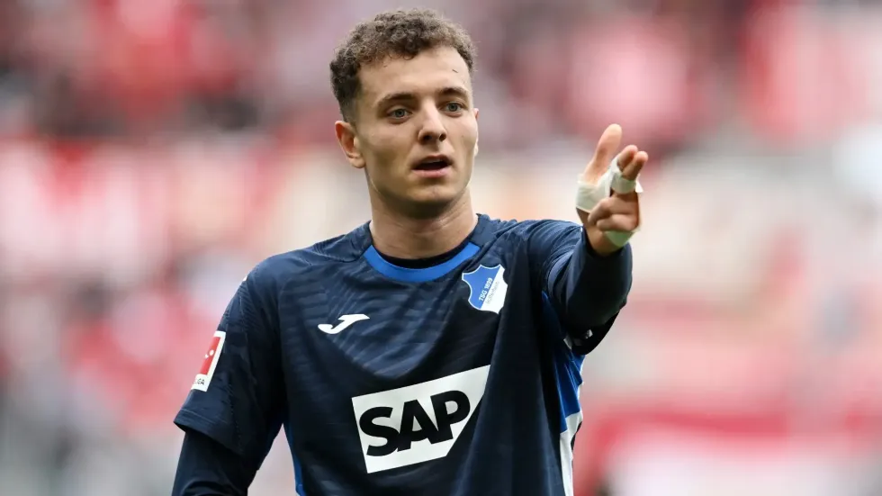 Fisnik Asllani nuk kaloi kontrollin mjekësor te RB Leipzig dhe transferimi u anulua, duke rikthyer interesin e Barcelonës dhe Borussia Dortmund për sulmuesin.