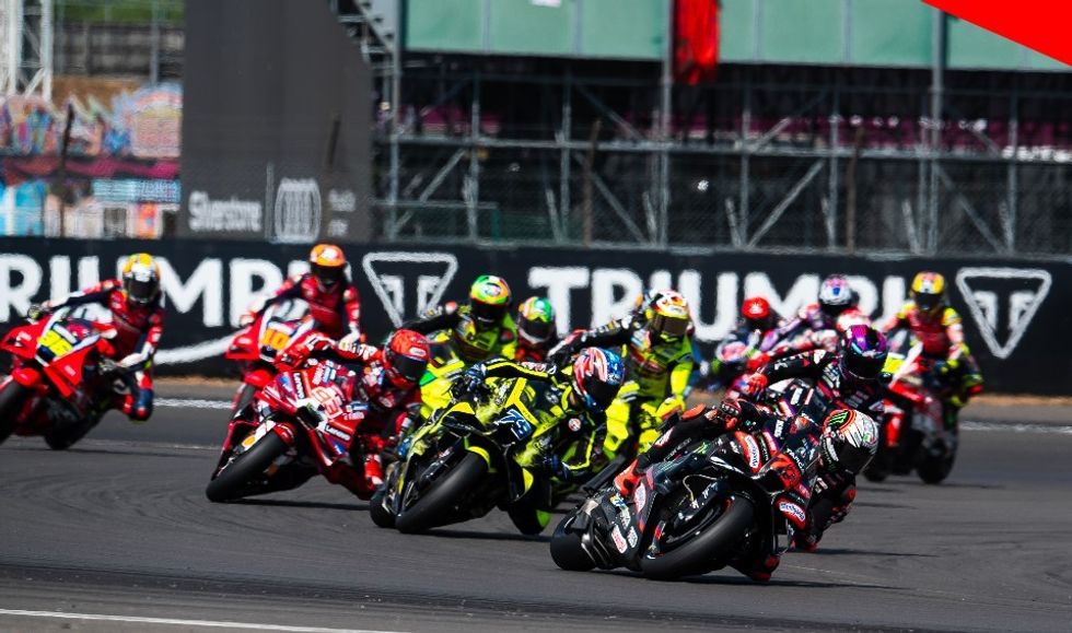 Aprilia dominon Silverstone me tre pilotë në podium dhe shënon rekord të ri
