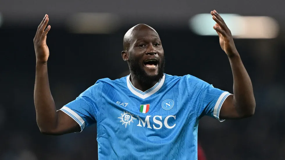 Romelu Lukaku do të transferohet te Fenerbahçe për 7 milionë euro me kontratë njëvjeçare dhe pagë 10 milionë euro në sezon, pas ndërhyrjes direkte të presidentit të Napolit, Aurelio De Laurentiis.