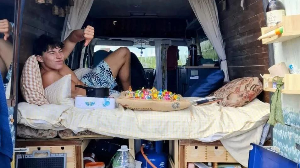 Udhëtimi i gjatë me furgon për të gjetur klubin e ri të portierit të ri
