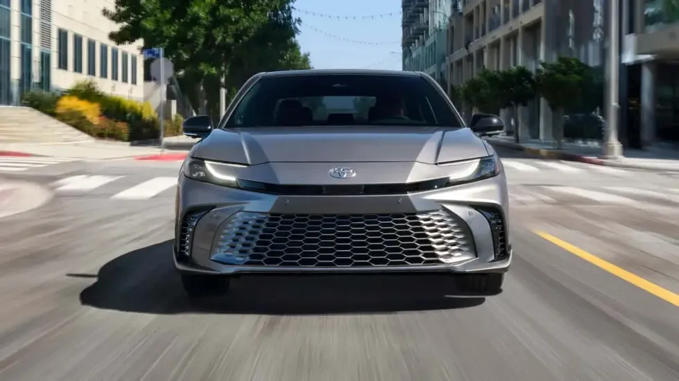 Toyota tërheq mbi 500 mijë Camry për defekt në panelin digjital