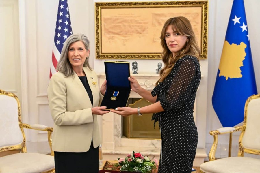Albulena Haxhiu dekoron senatoren amerikane Joni Ernst me Medaljen Presidenciale të Meritave për kontributin në partneritetin Kosovë-SHBA.
