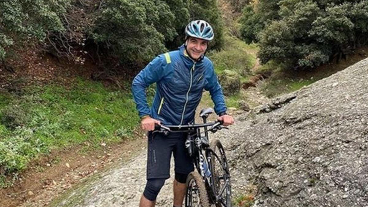 Kryeministri grek Mitsotakis aksidentohet me biçikletë dhe shkon në spital
