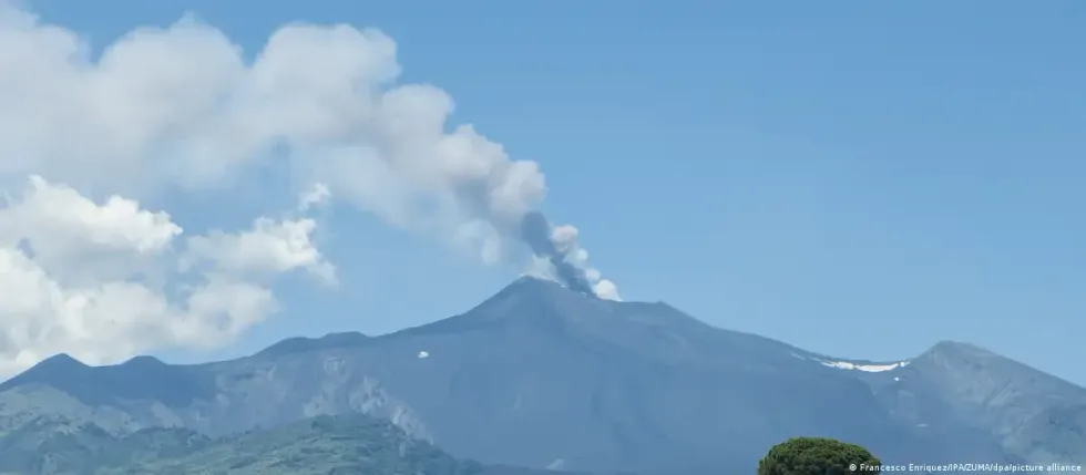 Etna shpërthen dhe bllokon mijëra turistë në Sicili, situata në aeroportin e Katanias tensionohet