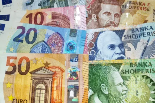 Euro bie për herë të parë nën 93 lekë, këmbehet sot me 92.96 lekë sipas Bankës së Shqipërisë.