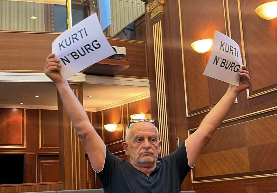 Tensionet në Kuvend: Përplasje mes deputetëve dhe qytetarëve gjatë aktivitetit për mërgimtarët