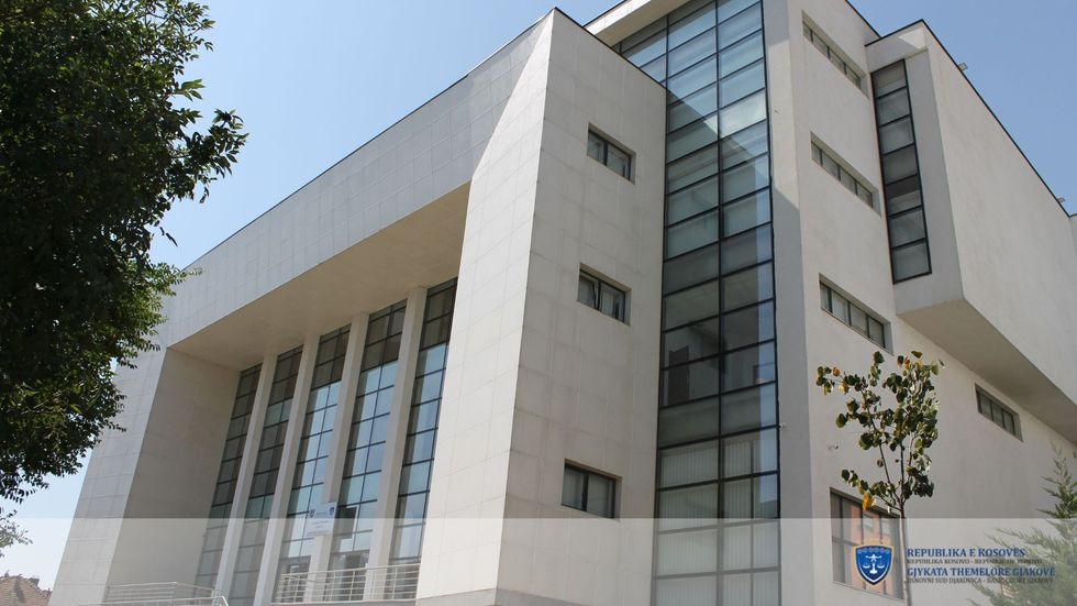 Një muaj paraburgim për tre të pandehurit në rastin e tentativës së vrasjes në Gjakovë është miratuar nga Gjykata Themelore në Gjakovë.