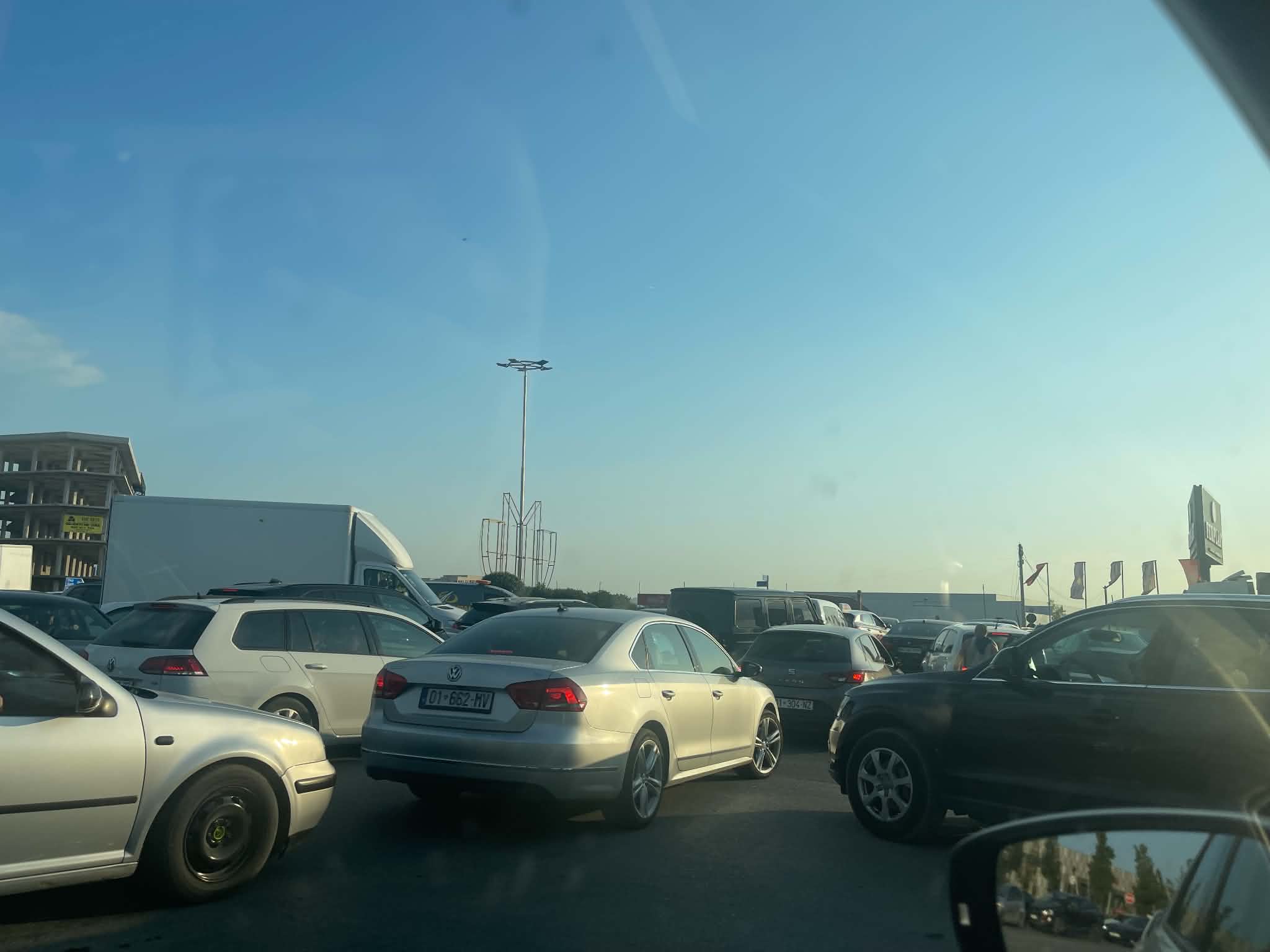 Kolona e gjatë bllokon magjistralen Prishtinë-Lipjan, qytetarët presin në trafik